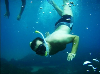  Snorkeling dans l'eau 